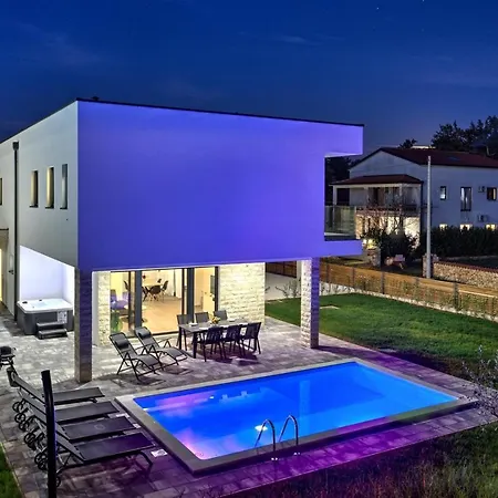 Bellamy With Pool And Jacuzzi Near Porec Dračevac