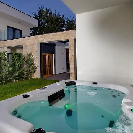 Bellamy With Pool And Jacuzzi Near Porec