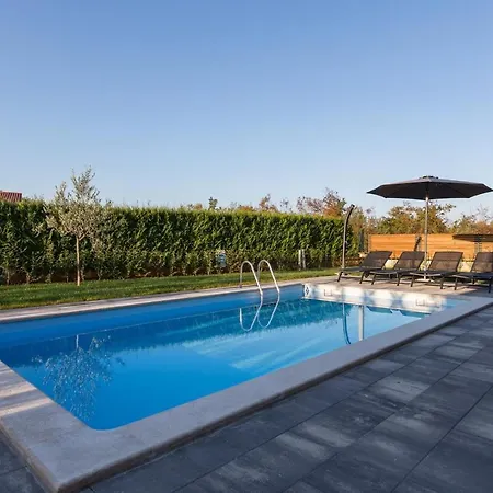 Bellamy With Pool And Jacuzzi Near Porec 4*