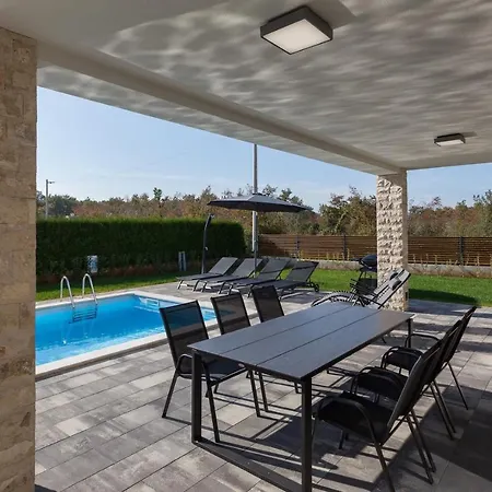Hotel Bellamy With Pool And Jacuzzi Near Porec Dračevac