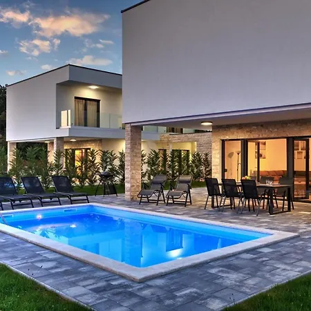 Bellamy With Pool And Jacuzzi Near Porec Hotel 4*
