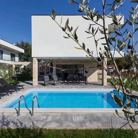 Hotel Bellamy With Pool And Jacuzzi Near Porec Dračevac